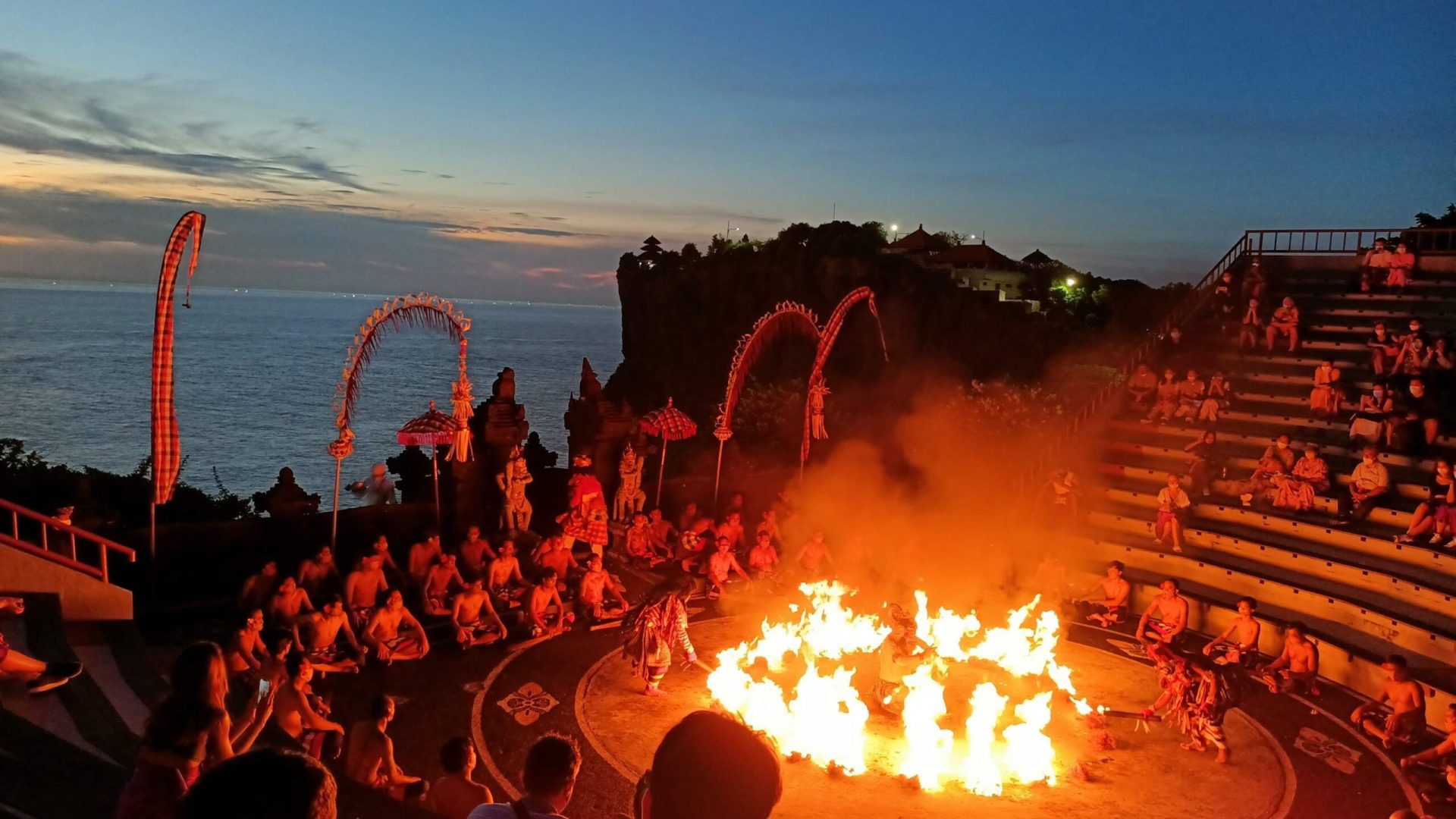 TiketTariKecakdanPertunjukanApidiPuraUluwatu,Bali,Indonesia-KlookIndonesia